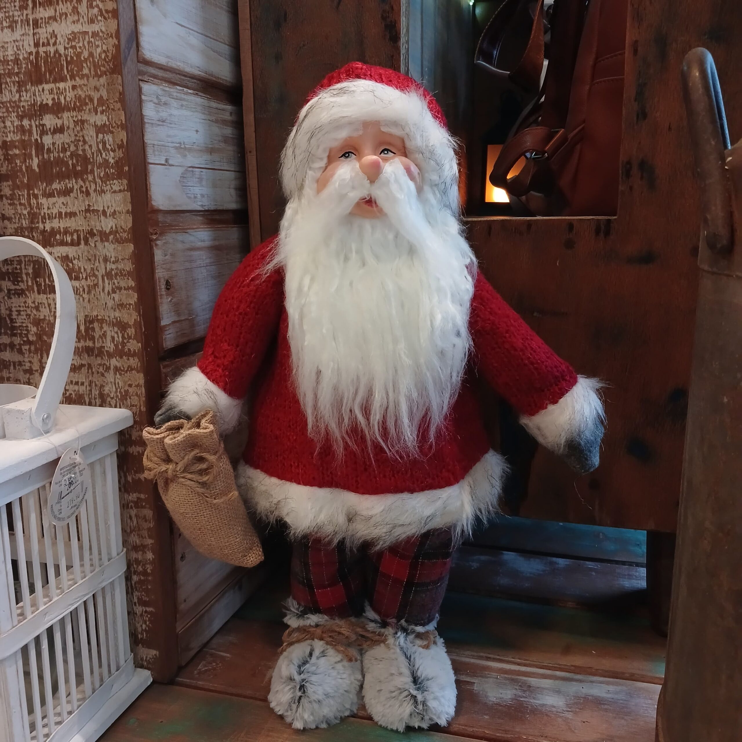 Papai Noel decorativo com presente - 45 cm