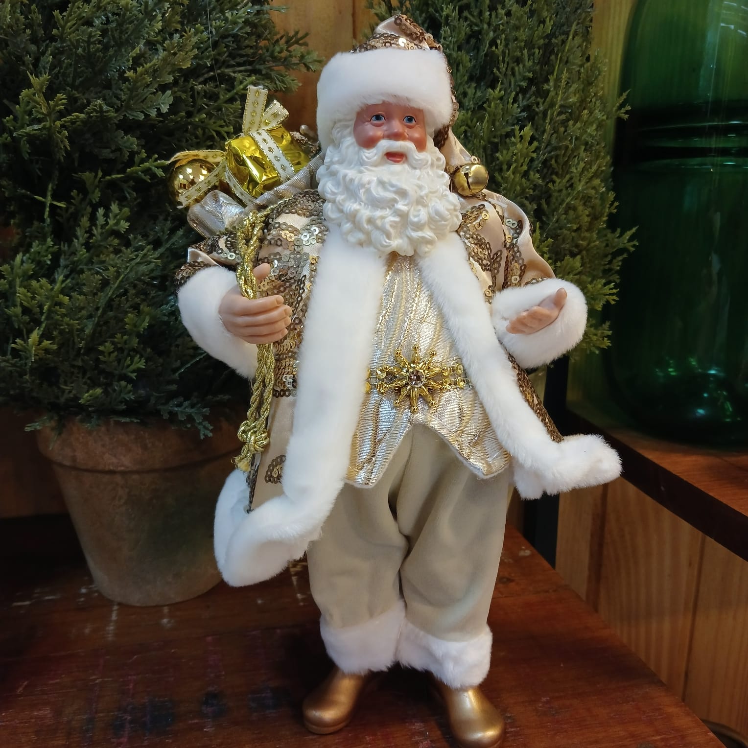 Papai Noel colecionável decorativo dourado