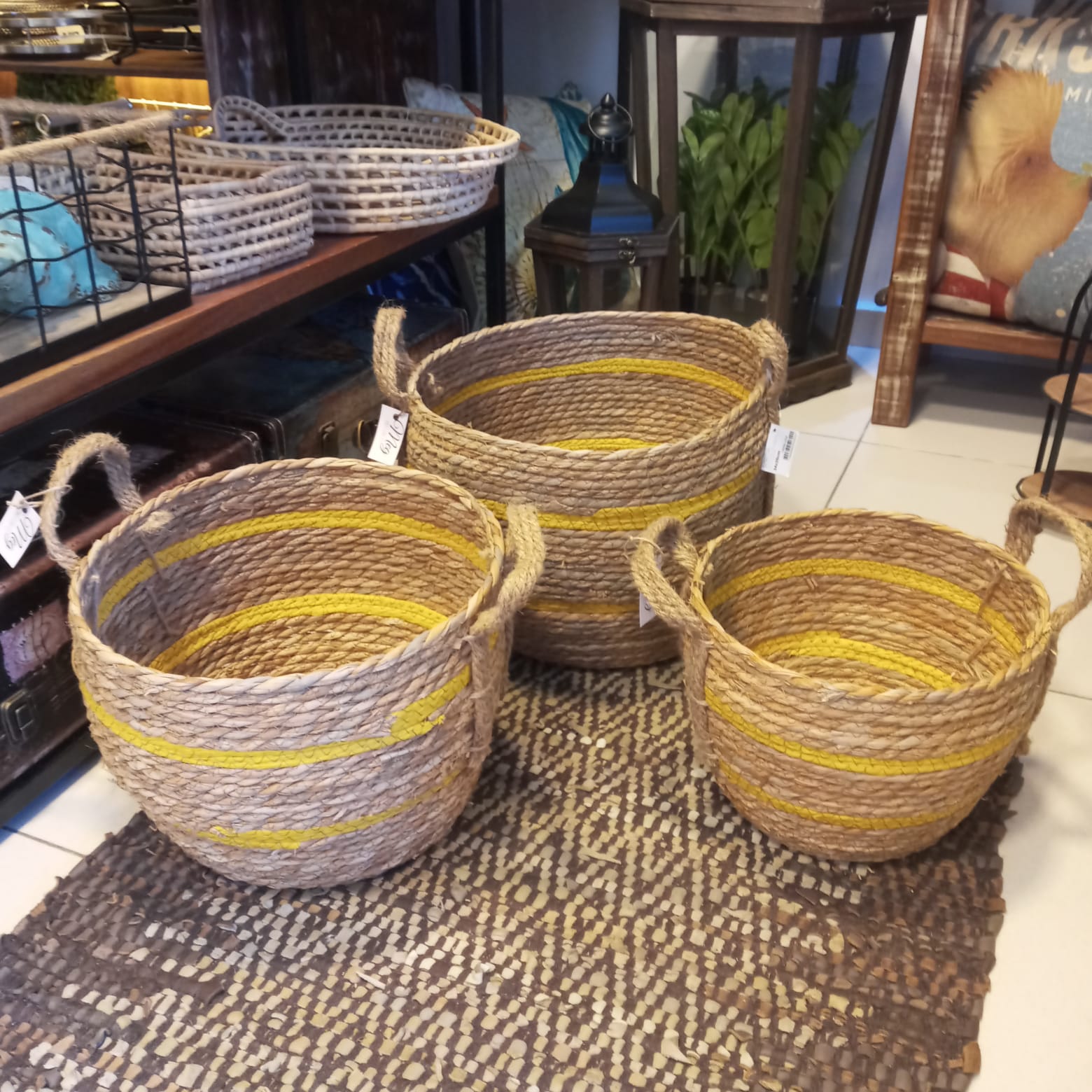 Cesto decorativo em palha com alça G - Imagem 2