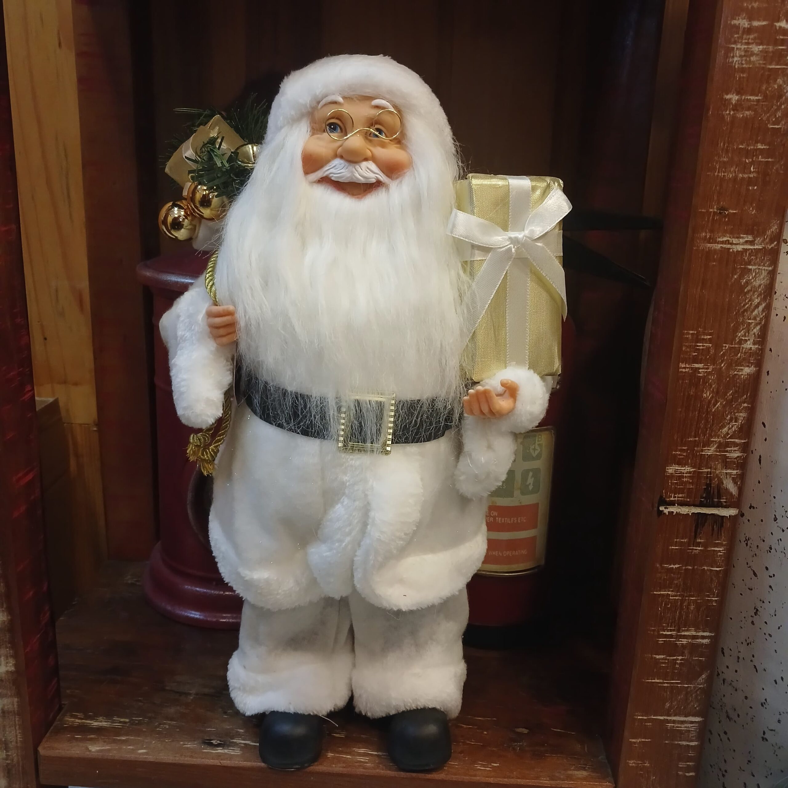 Papai Noel decorativo com presente - 40 cm