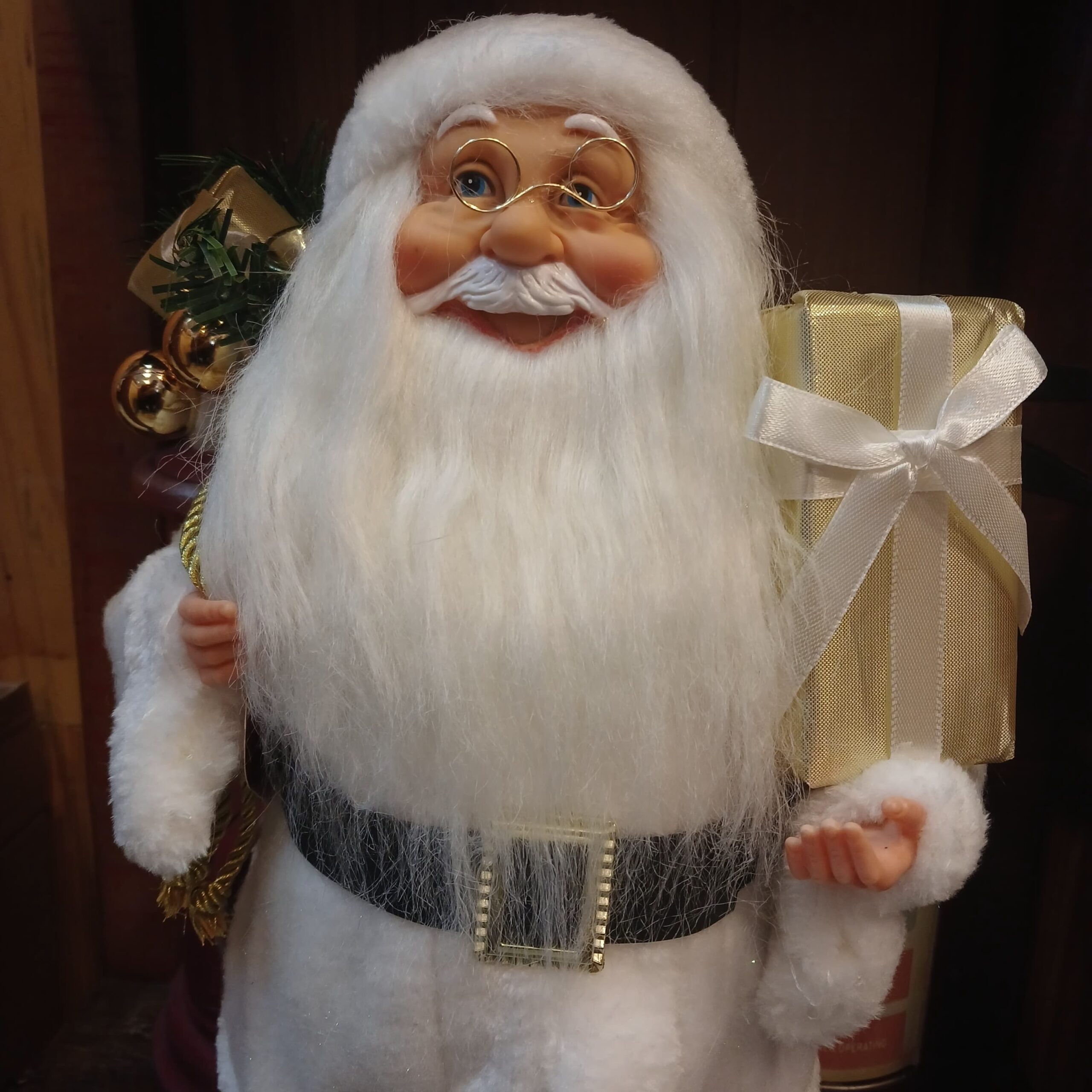 Papai Noel decorativo com presente - 40 cm - Imagem 2