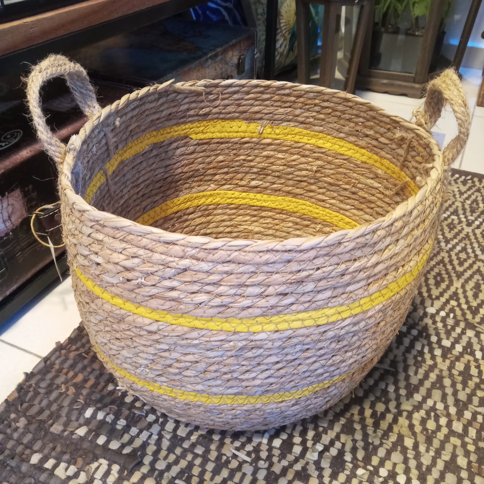 Cesto decorativo em palha com alça G